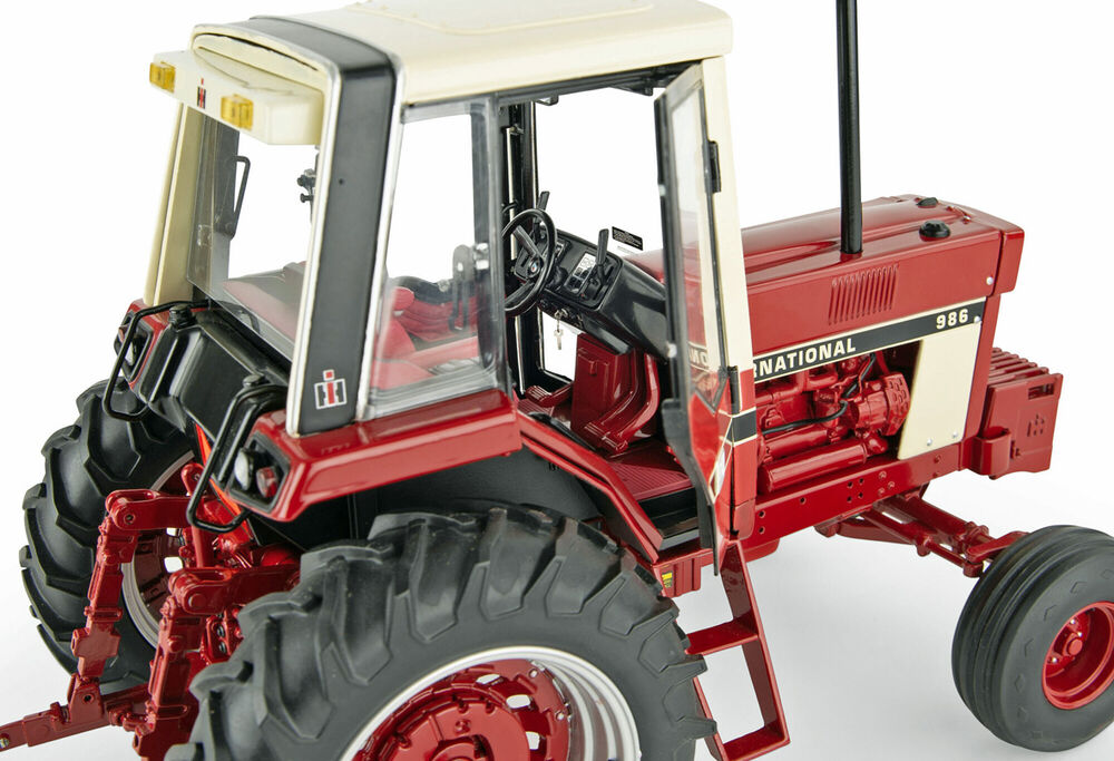 IH 986 TRACTOR with 720 5 FURROW PLOUGH  Precision Heritage series scale model by Collector Models