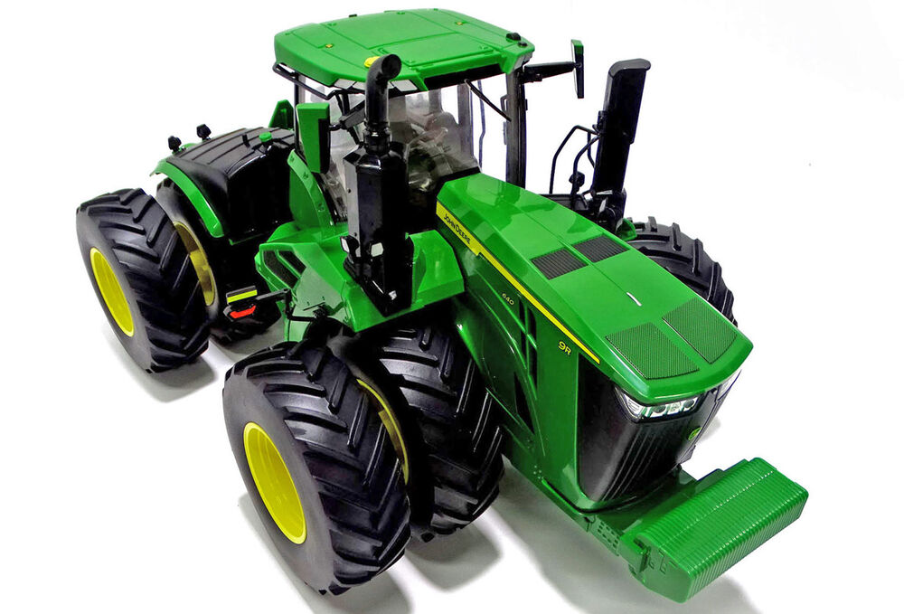 JOHN DEERE 9R 640 4WD TRACTOR with DUALS   Collector Edition scale model by Collector Models