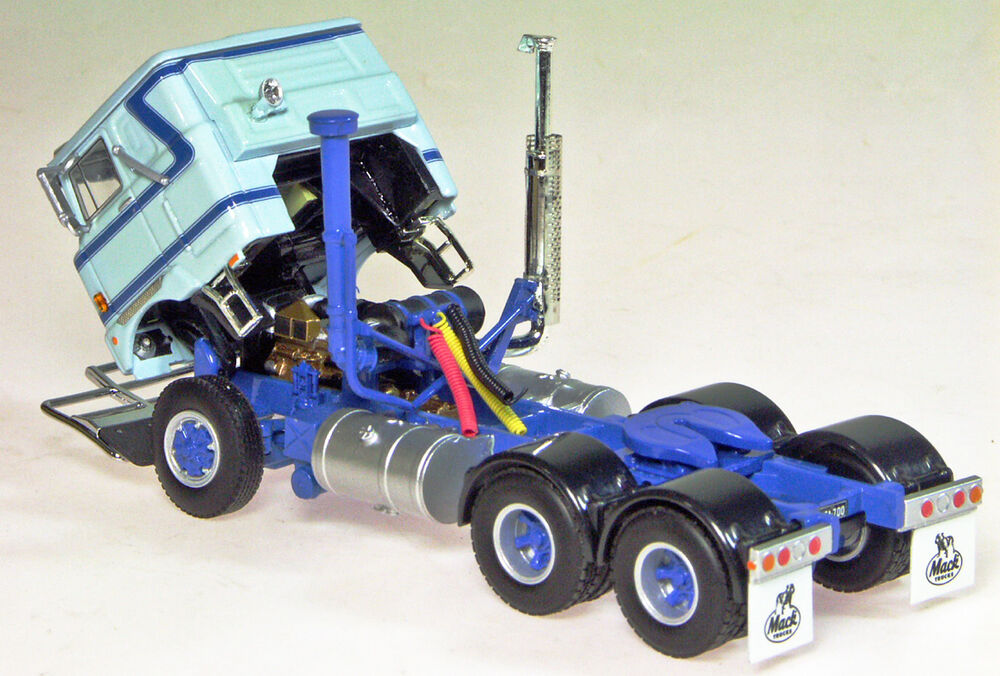 MACK F700 COE PRIME MOVER TRUCK red green light blue black scale model by Collector Models