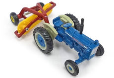 FORD 5000 TRACTOR with NEW HOLLAND ROLLER BAR HAY RAKE