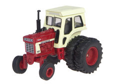 IH 1466 TRACTOR with DUALS