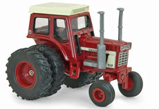 IH 1568 V8 TRACTOR with duals