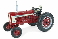 IH 656 FARMALL with wide front axle