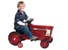 IH 766 PEDAL TRACTOR with wide front axle    (Metal)