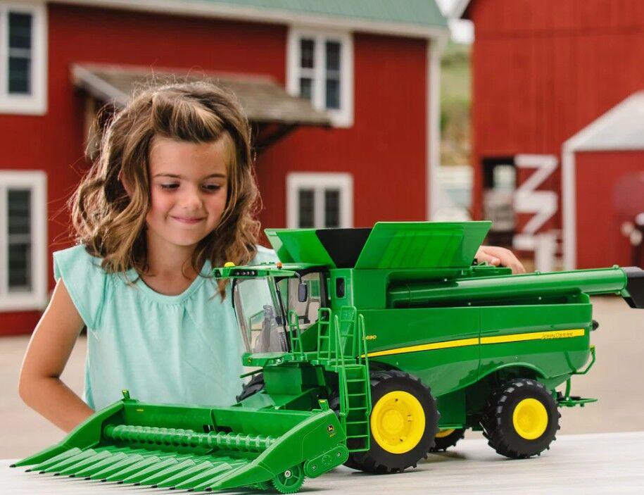 John Deere S690 header with grain front & 12 row corn front  big farm series