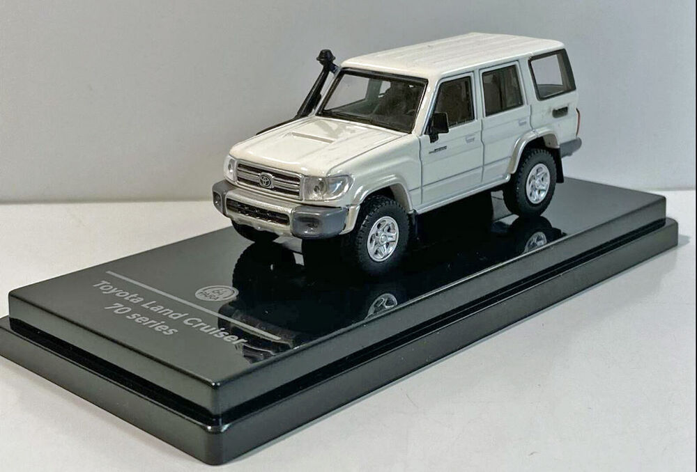 TOYOTA LAND CRUISER 76 SERIES    Detailed model scale model by Collector Models