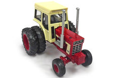 1468 V8 TRACTOR with DUALS