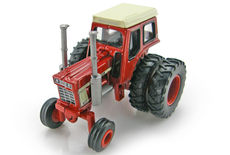 IH 1568 V8 TRACTOR with duals