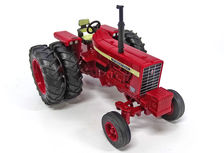 IH 756 TRACTOR with DUALS