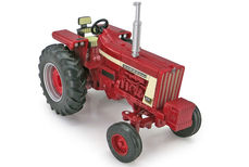 IH 806 TRACTOR