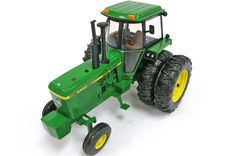 JOHN DEERE 4440 TRACTOR with Rear Duals   Prestige Edition