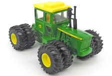 JOHN DEERE 7520 4WD TRACTOR with DUALS